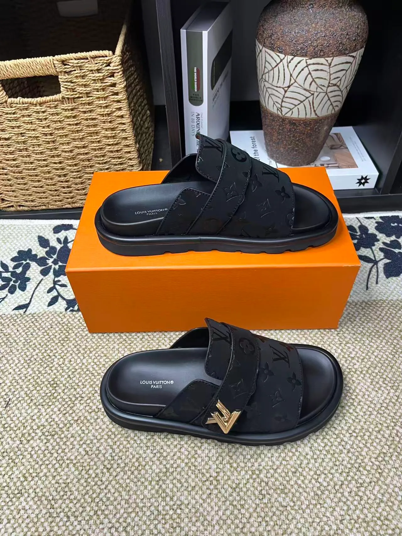 P340 [New Style] [LOUIS VUITTON] Louis Vuitton, LV printing, men's and women's slippers are now on the market, packed in drawer boxes with cloth bags and cards, the upper pattern looks very soft and waxy, and is a super versatile leg slimming tool. Fabric: imported denim/canvas/old fabric, LV hardware LOGO, official website pattern printing, comfortable to wear, feet: high-elastic PU water table. Sole: foam sole, heel height: about 5cm. Code number: 35-46, 35, 45, 46 are custom-made and non-returnable. Color: multiple colors and styles available.